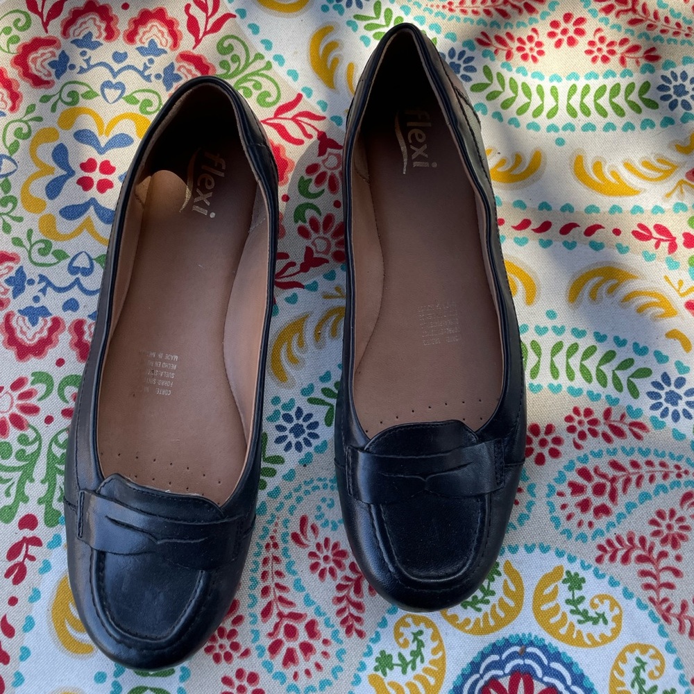 Black flexi shoes